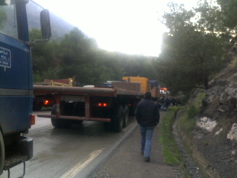 La RN9 bloquée par les citoyens à Bordj Mira ( 11/12/2012) 11122012