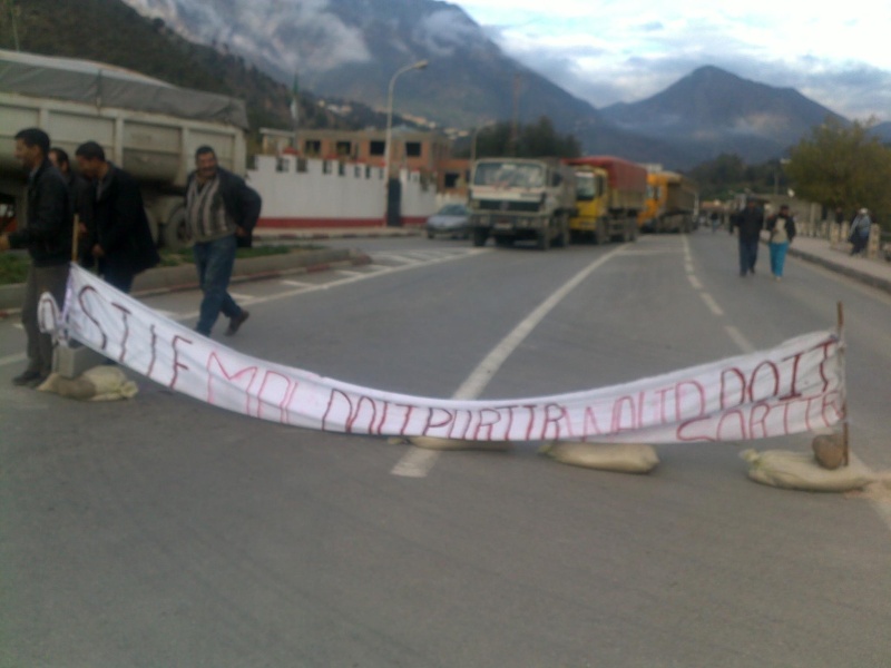 La RN9 bloquée par les citoyens à Bordj Mira ( 11/12/2012) 11122027