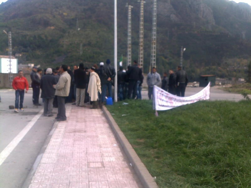 La RN9 bloquée par les citoyens à Bordj Mira ( 11/12/2012) 11122029
