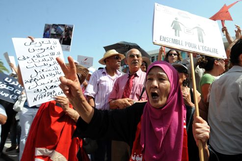 Une tunisienne présente un slogan pour le respect des droit des femmes, lors d'une manifestation à Sidi Bouzid 175