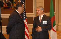 Chakib Khelil avec l'ancien secrétaire d'Etat américain à l'Energie Abraham Spencer soupçonné d'avoir concocté en sous-main la loi algérienne sur les hydrocarbures  Spence10