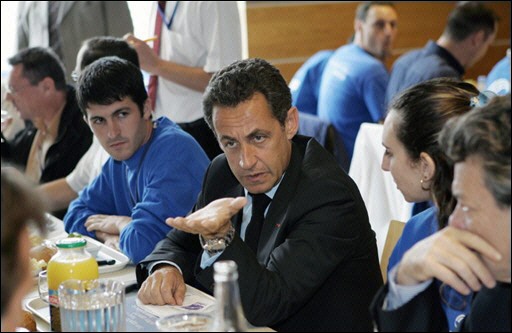Nicolas Sarkozy s'offre des bains de foule Nicola23