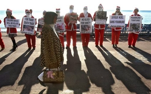 [↑] Nice - Les pères Noël manifestent contre la fourrure Fu210