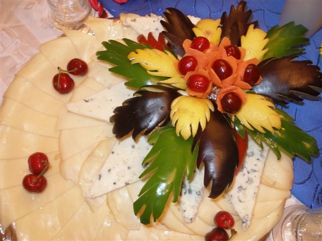 un plat de fromage garni P5221715
