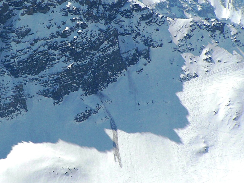 crach d'un tornado dans les alpes suisse Ca8xol10