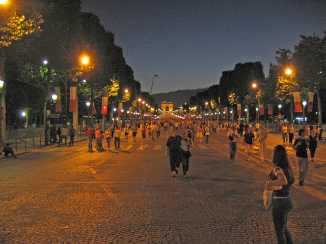 Champs Élysées, soir de la finale de foot contre l'Italie Soiree11