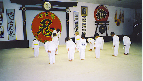 EGATASTASEIS THS SXOLHS Karate11