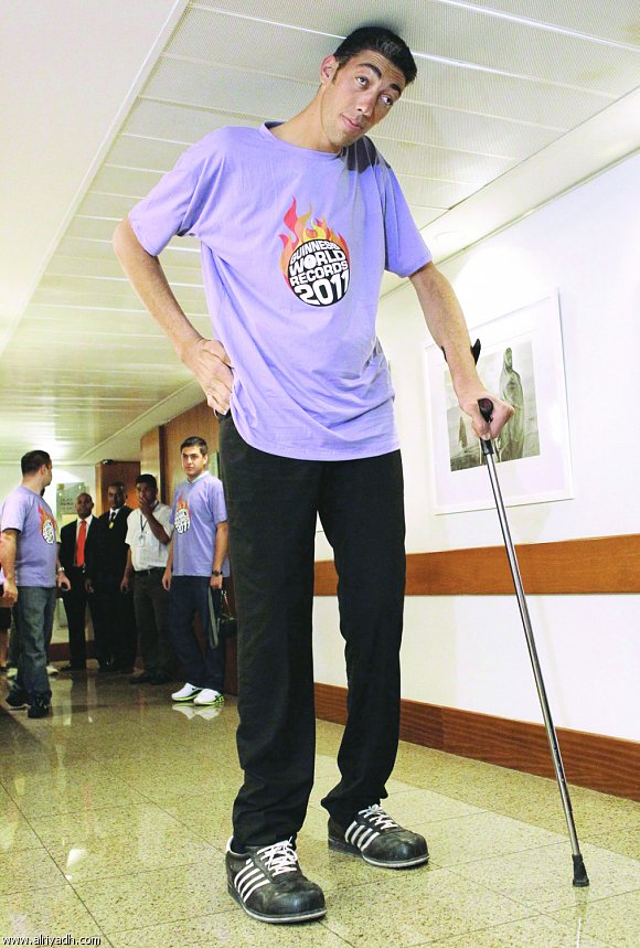 أطول رجل في العالم : التركى : سلطان كوسين  45541310