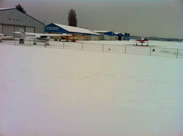 Un peu de neige hier sur LFPL :) 20130110