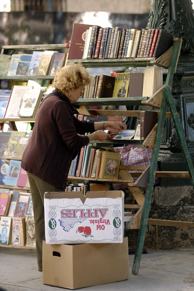 Vendedores de libros en la Plaza de Armas, La Habana, Cuba Dsc07810