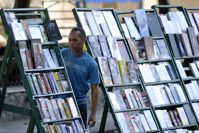 Vendedores de libros en la Plaza de Armas, La Habana, Cuba Dsc07910