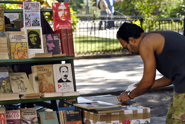 Vendedores de libros en la Plaza de Armas, La Habana, Cuba Dsc07912
