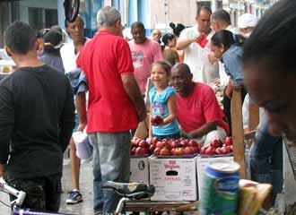 Metáforas cubanas: el jamón, el chicle y las manzanas Manzan10