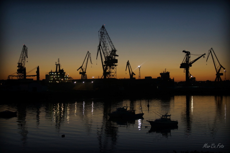 Soleil couchant sur le chantier naval del Astillero . Dsc07810