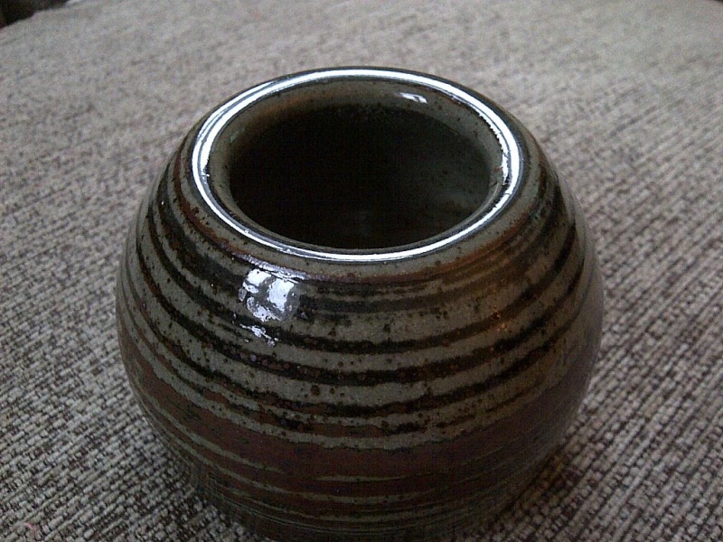 Is this British or japanese? dome shape vase with footed rim Img-2103