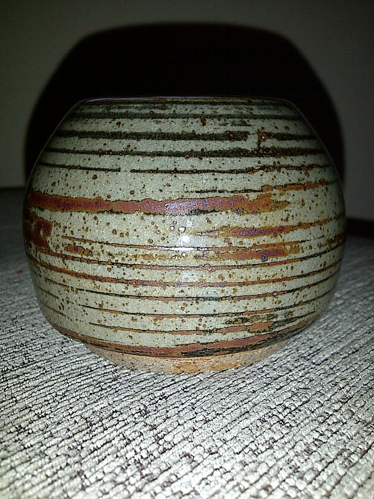 Is this British or japanese? dome shape vase with footed rim Img-2104