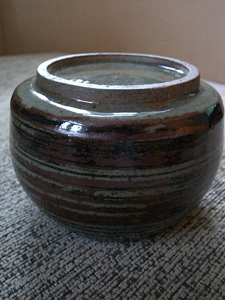 Is this British or japanese? dome shape vase with footed rim Img-2105