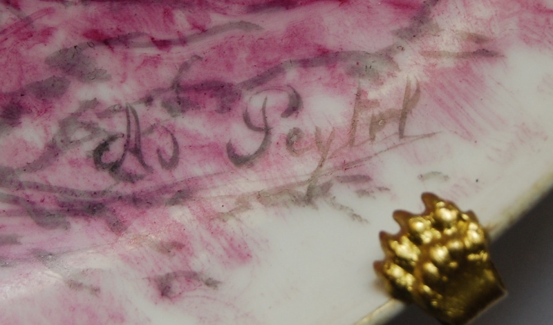 Plat décoré en rose d'un scène de vendanges en Italie - Signature dans le décor A.Peytel ? Dsc_2217