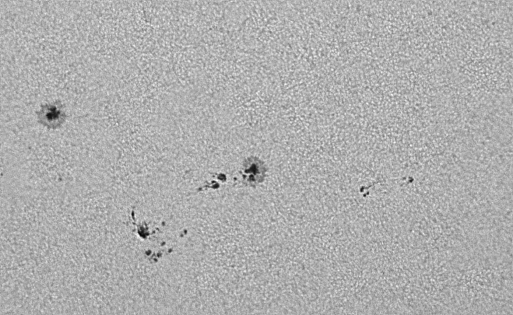 Soleil en lumière blanche du 25 avril : AR2818 et 2820 Solei125