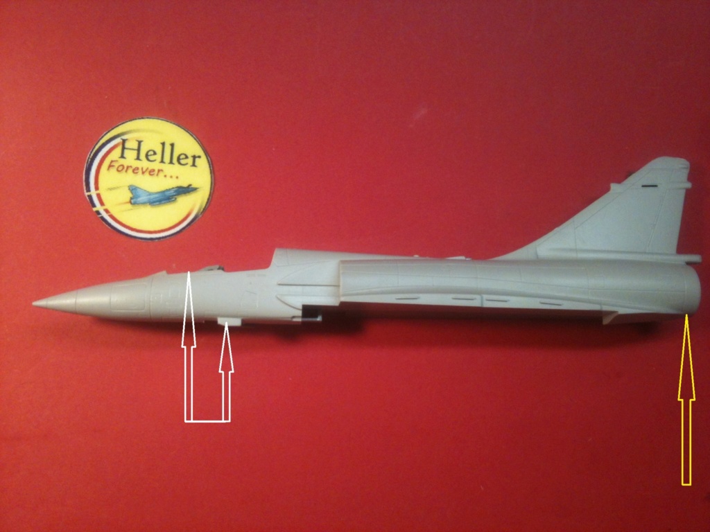 dassault mirage 2000 D - [ITALERI] DASSAULT MIRAGE 2000 C ou comment obtenir un C avec un 1/2 fuselage d un D ... 1/2 fuselage d un C et une aile de D ... Le tout sur une base fausse ...  Itale406