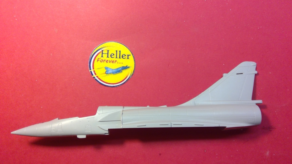 [ITALERI] DASSAULT MIRAGE 2000 C ou comment obtenir un C avec un 1/2 fuselage d un D ... 1/2 fuselage d un C et une aile de D ... Le tout sur une base fausse ...  Itale472