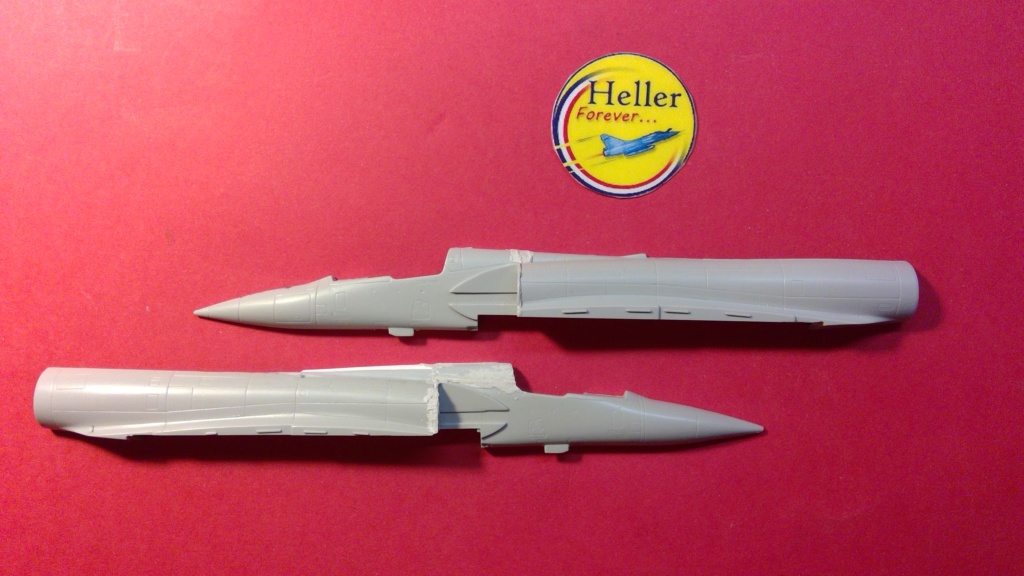 [ITALERI] DASSAULT MIRAGE 2000 C ou comment obtenir un C avec un 1/2 fuselage d un D ... 1/2 fuselage d un C et une aile de D ... Le tout sur une base fausse ...  Itale508