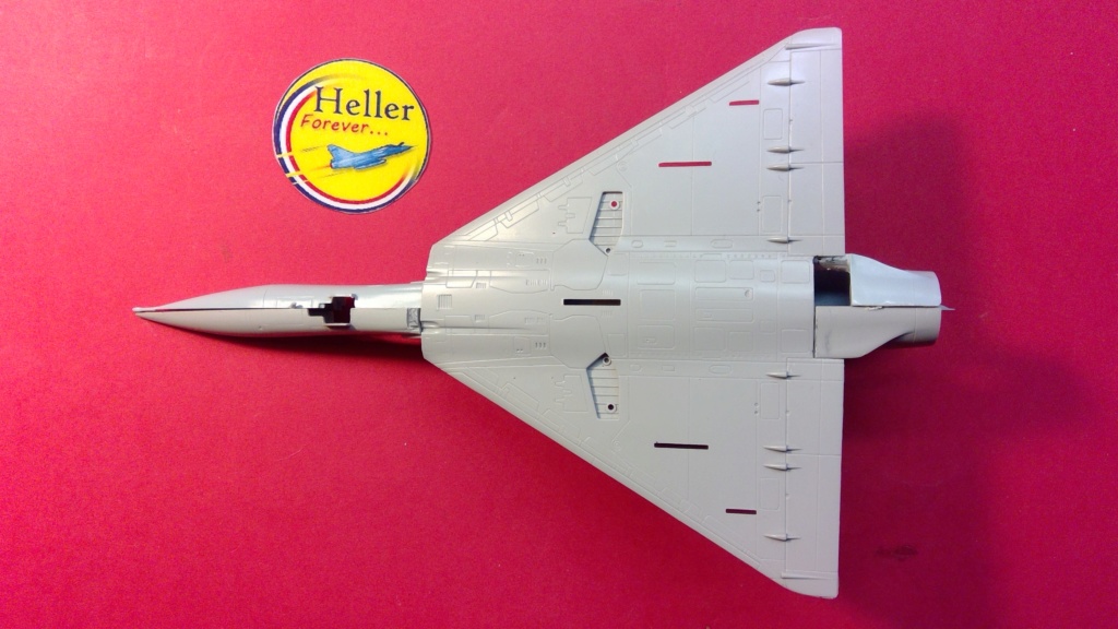 [ITALERI] DASSAULT MIRAGE 2000 C ou comment obtenir un C avec un 1/2 fuselage d un D ... 1/2 fuselage d un C et une aile de D ... Le tout sur une base fausse ...  - Page 2 Itale572