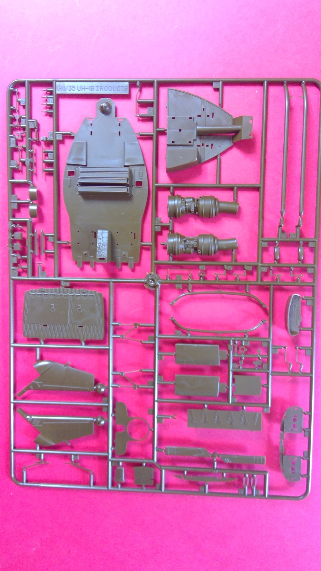 [SEMINAR] BELL UH 1B IROQUOIS 1/35ème Réf 8000 Semina24