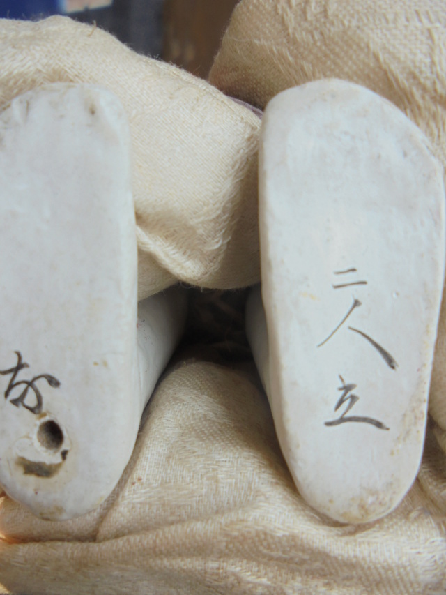 poupée japonaise ancienne isho-ningyo bois signée sous les pieds Dsc01213