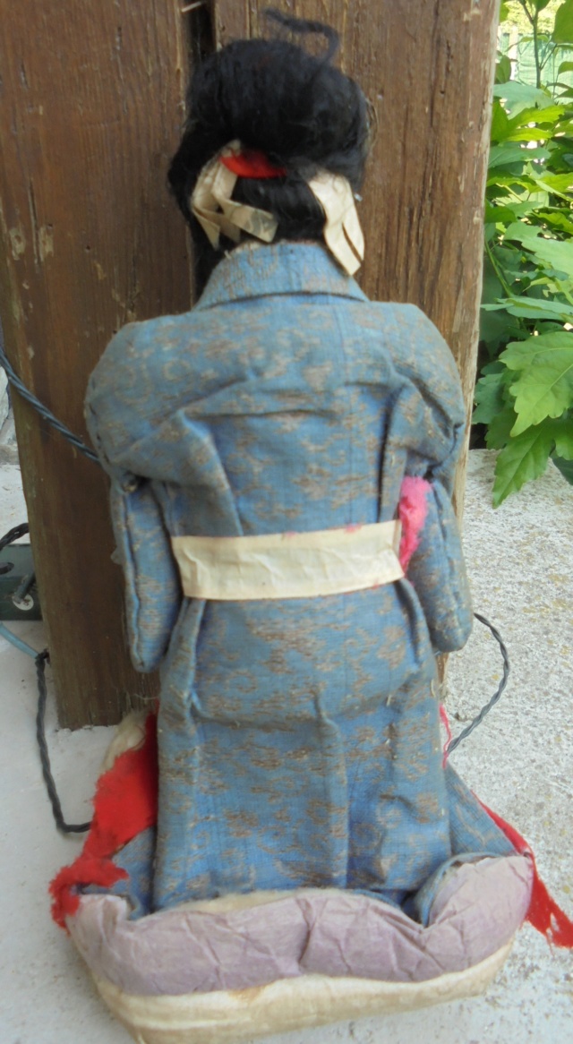 poupée japonaise ancienne isho-ningyo bois signée sous les pieds Dsc01217