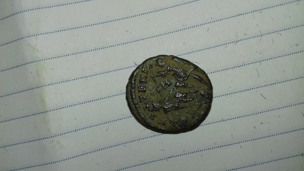 AE3 de Constancio II. FEL TEMP – REPARATIO. Soldado romano alanceando a jinete caído. Arlés. 20190323