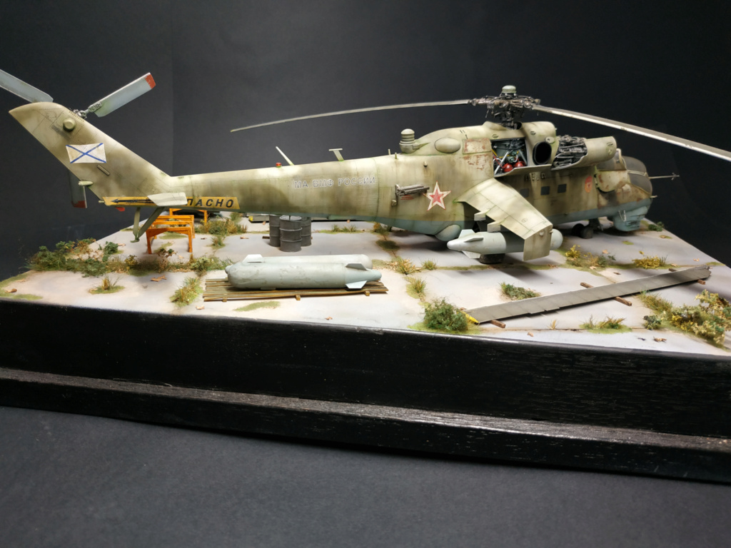 MI 24  1/48  Zvezda -  diorama abandonné avé les tripes à l'air  1015
