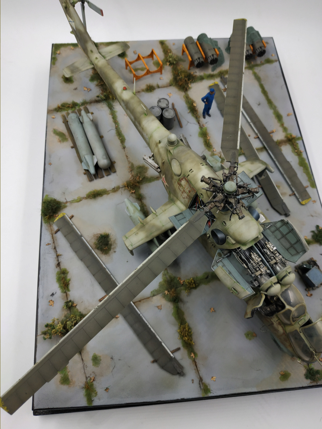 MI 24  1/48  Zvezda -  diorama abandonné avé les tripes à l'air  115