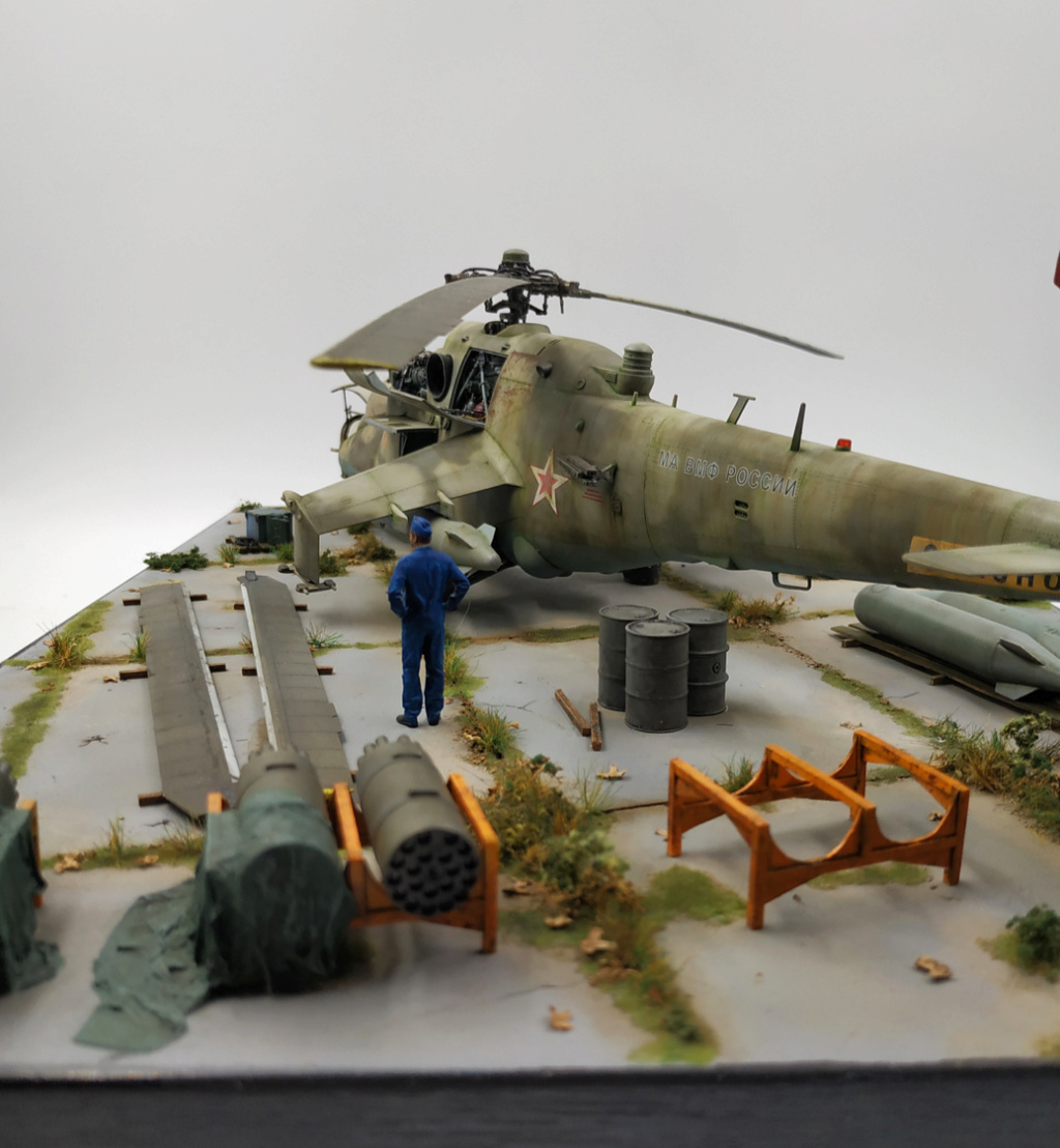 MI 24  1/48  Zvezda -  diorama abandonné avé les tripes à l'air  413