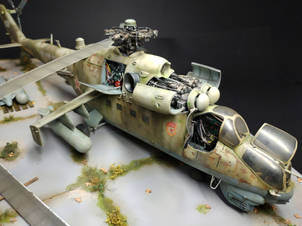 MI 24  1/48  Zvezda -  diorama abandonné avé les tripes à l'air  812