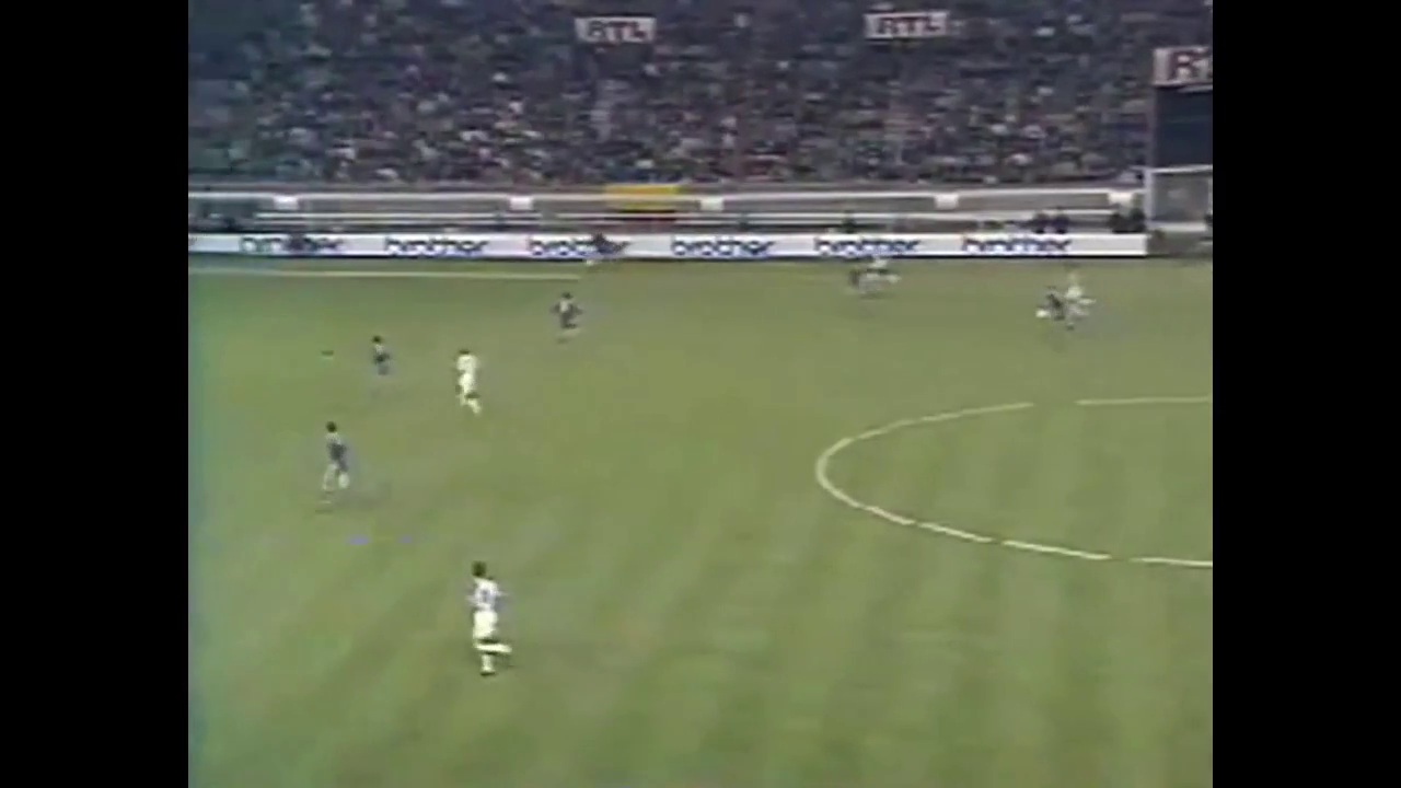 Copa de la UEFA 1992/1993 - Cuartos de Final - Vuelta - Paris Saint-Germain Vs. Real Madrid (720p) (Castellano) 827