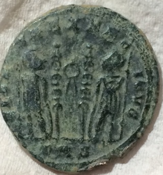 AE3 de Constantino II. GLOR-IA EXERC-ITVS. Dos estandartes entre dos soldados. Trier. Az511