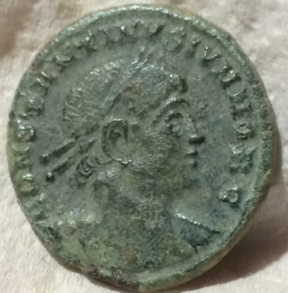 AE3 de Constantino II. GLOR-IA EXERC-ITVS. Dos estandartes entre dos soldados. Trier. Az610
