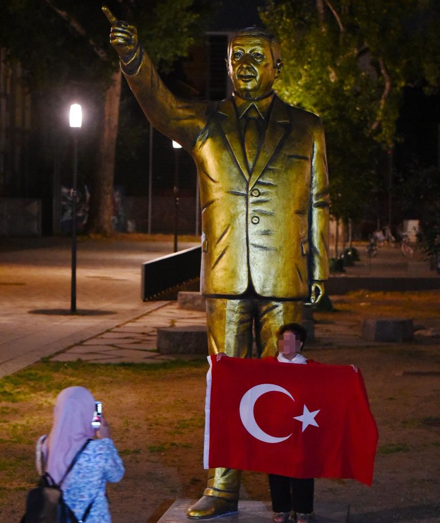 Wiesbaden: Usred noći uklonjen zlatni kip Erdogana 10w11310