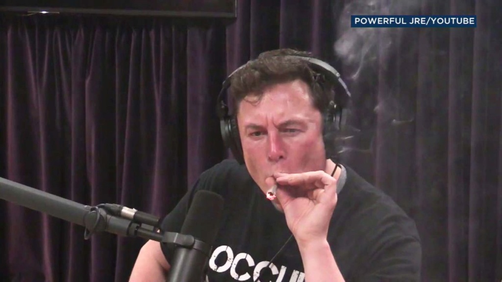 Elon Musk pušio joint uživo na YouTubeu i podijelio svoje brige o kraju svijeta Dmgo3a10