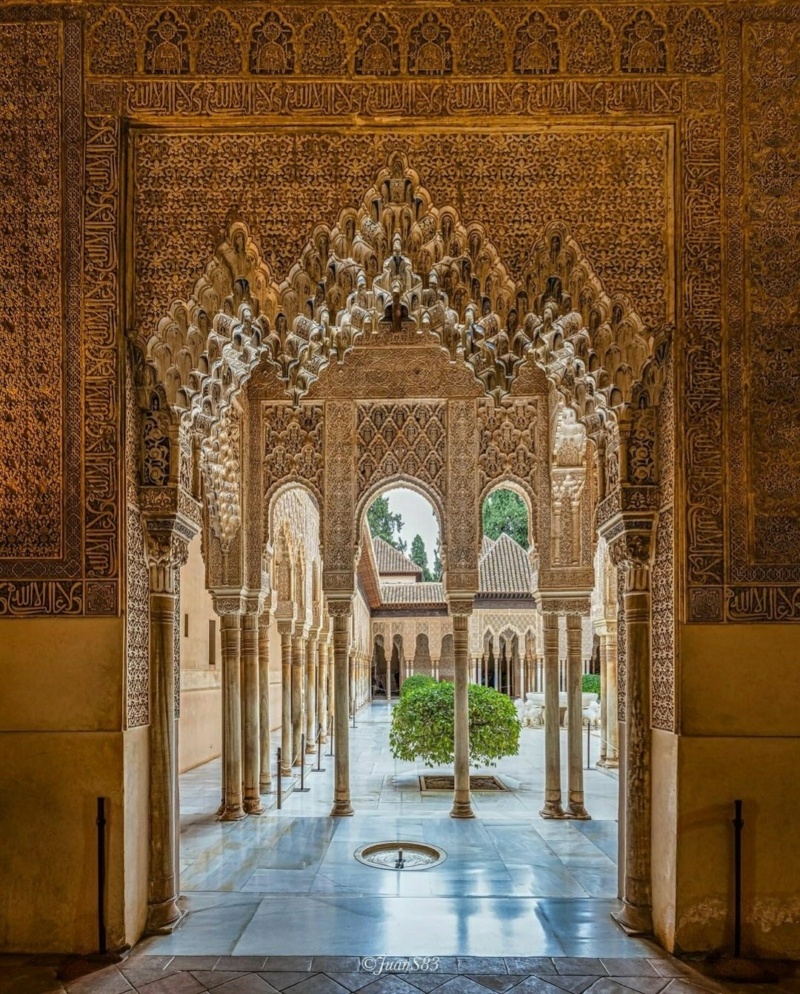 Альгамбра (исп. Alhambra) — архитектурно-парковый ансамбль, расположенный на холмистой террасе в восточной части города Гранада Phot2024