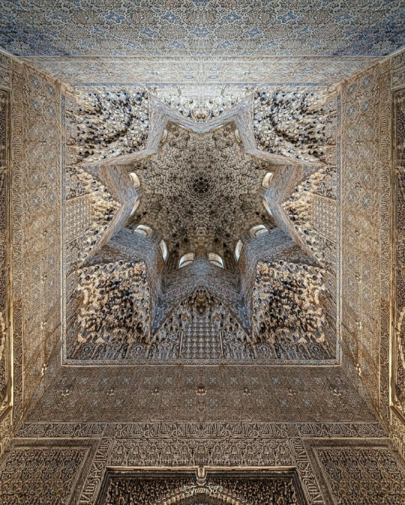 Альгамбра (исп. Alhambra) — архитектурно-парковый ансамбль, расположенный на холмистой террасе в восточной части города Гранада Phot2025