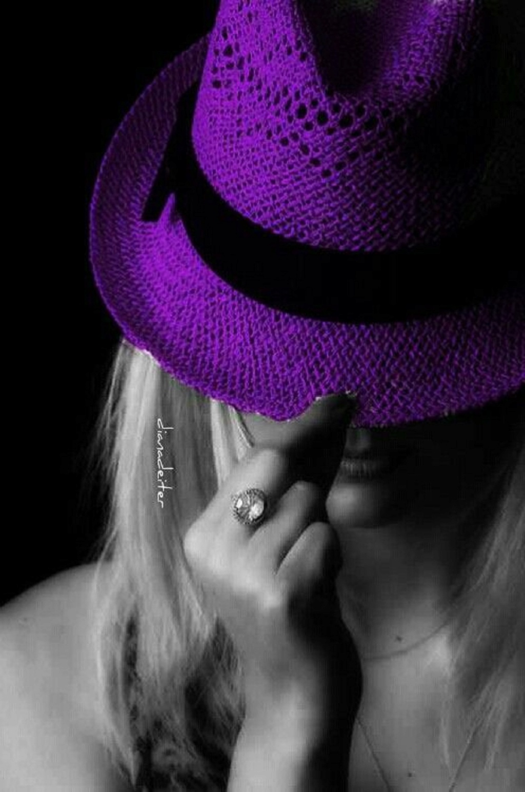 Девушка в фиолетовой шляпе