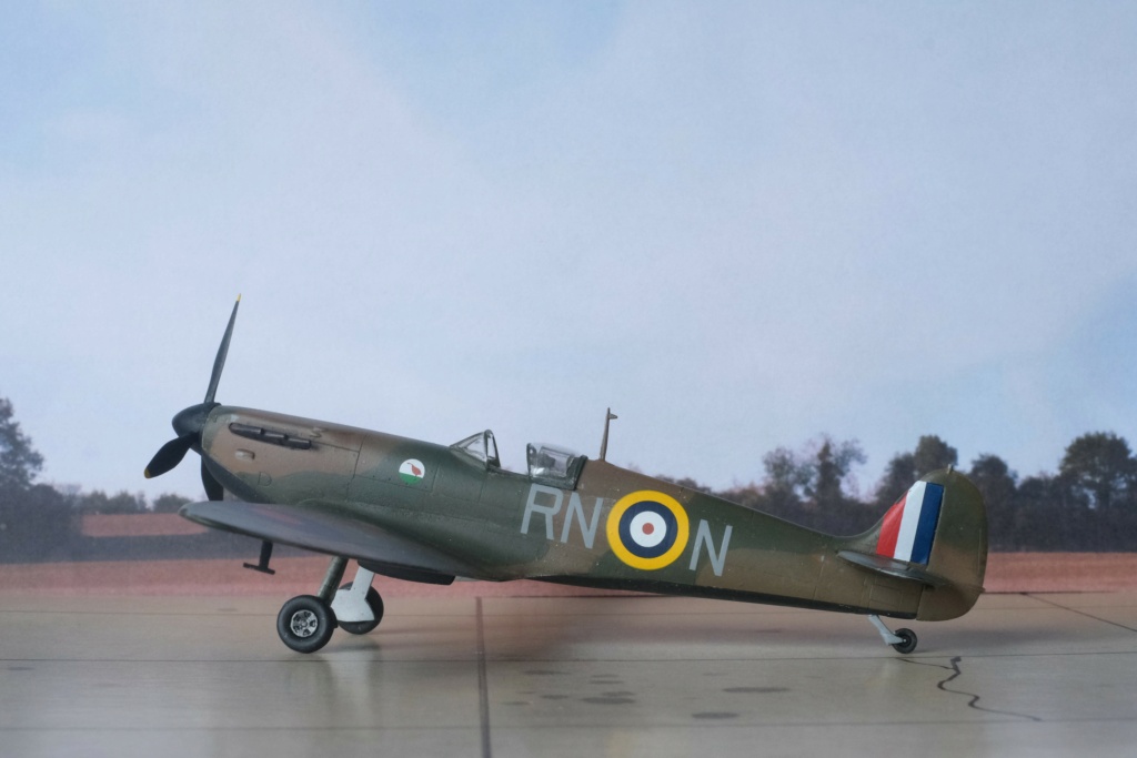 Supermarine Spitfire Mk Ia - AZ Model  1/72° Dscf9328