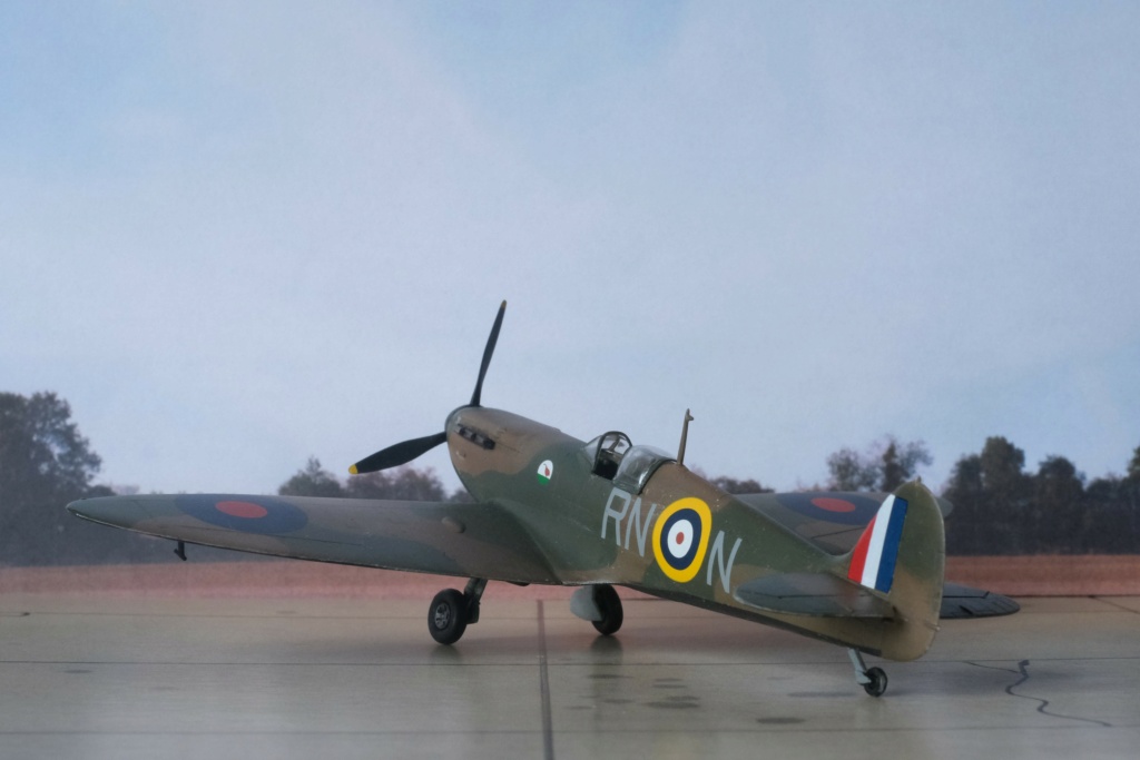 Supermarine Spitfire Mk Ia - AZ Model  1/72° Dscf9329