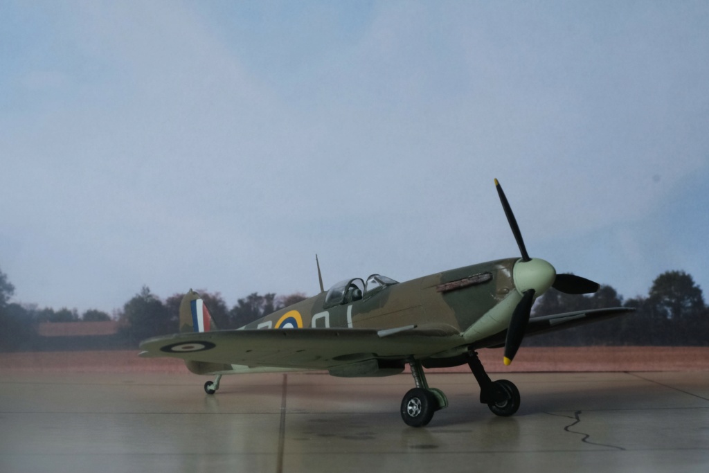 Supermarine Spitfire Mk Ib- AZ Model  1/72° Dscf9416