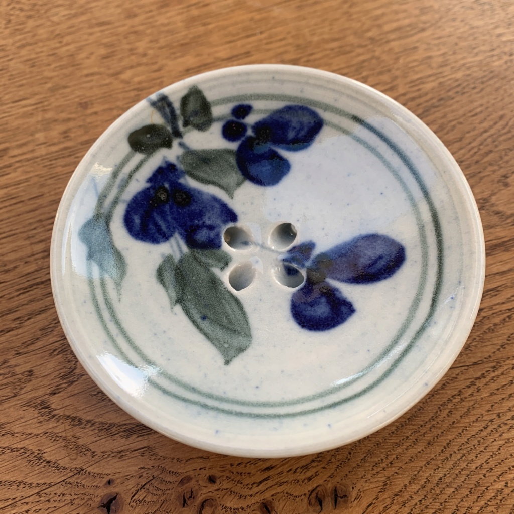 Small soap dish with floral decoration, ID help please Img_2812