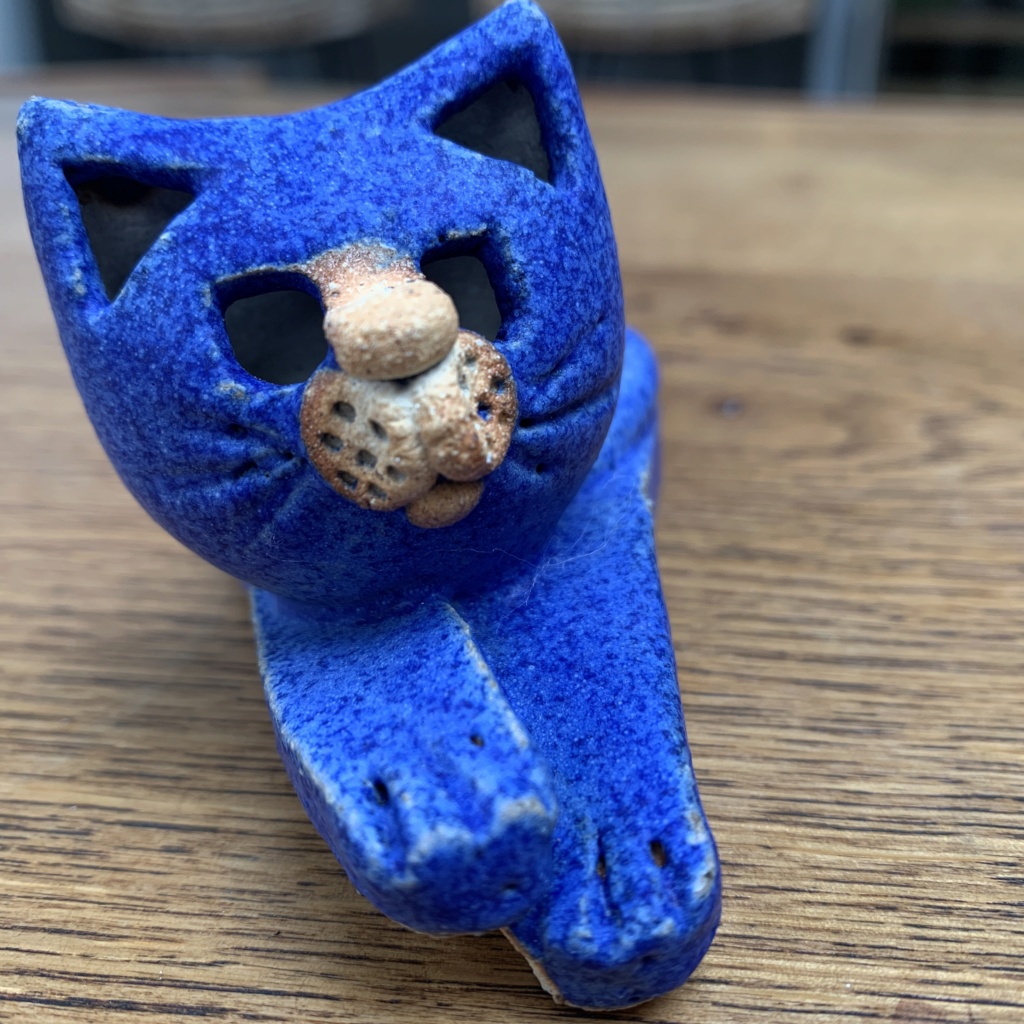 Signed blue cat figurine ID help Img_5416