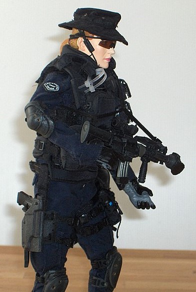 Femme du SWAT par Hot Toy. 65673810