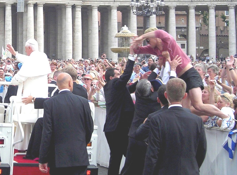 ROME : un inconnu tente de sauter dans la voiture du pape - Page 2 Agress10